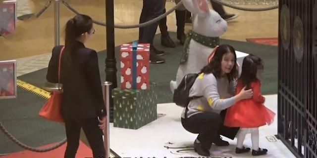 郭富城2岁女儿表演欲超强，近照似爸爸，方媛拿10万多包包购物