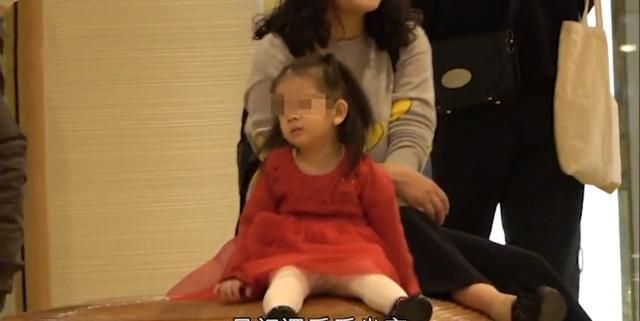 郭富城2岁女儿表演欲超强，近照似爸爸，方媛拿10万多包包购物