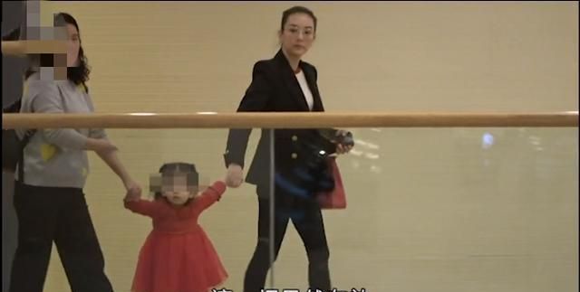 郭富城2岁女儿表演欲超强，近照似爸爸，方媛拿10万多包包购物