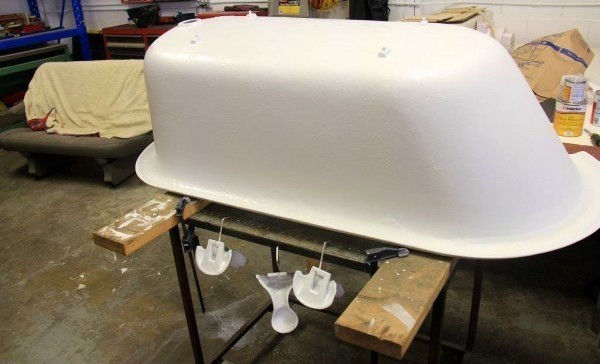 在路边捡破烂旧浴缸,锯开一半全都傻眼了