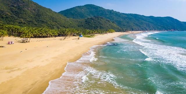 海南岛东海岸线最长的沙滩被誉为海南十大浪漫景区