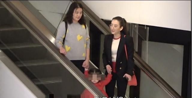 郭富城2岁女儿表演欲超强，近照似爸爸，方媛拿10万多包包购物