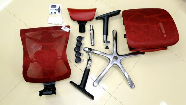 为了方便运输,如今网购的椅子都是要自己进行组装的,西昊v1办公椅的