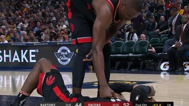 猛龙悍将伊巴卡一脚踹在队友头上,步行者球员都懵了