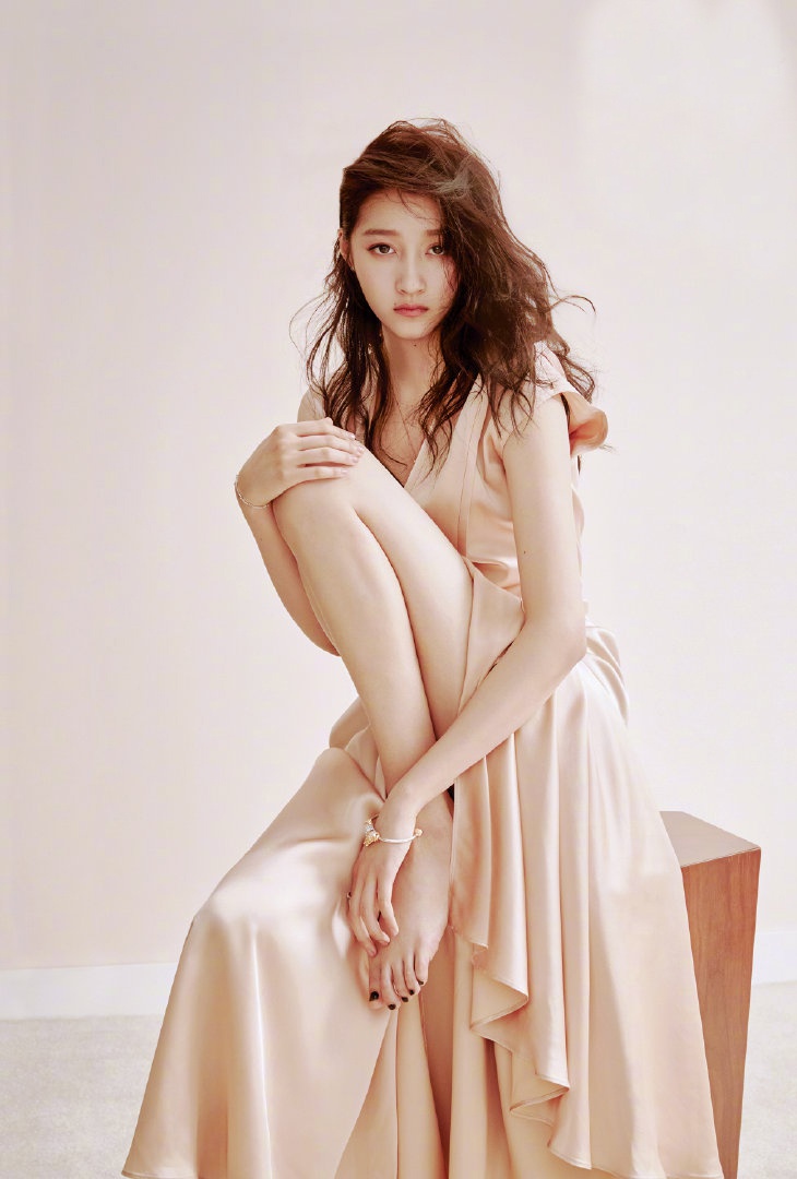 关晓彤写真照曝光,一袭裸粉色连衣裙配凌乱长裙,露美腿慵懒迷人