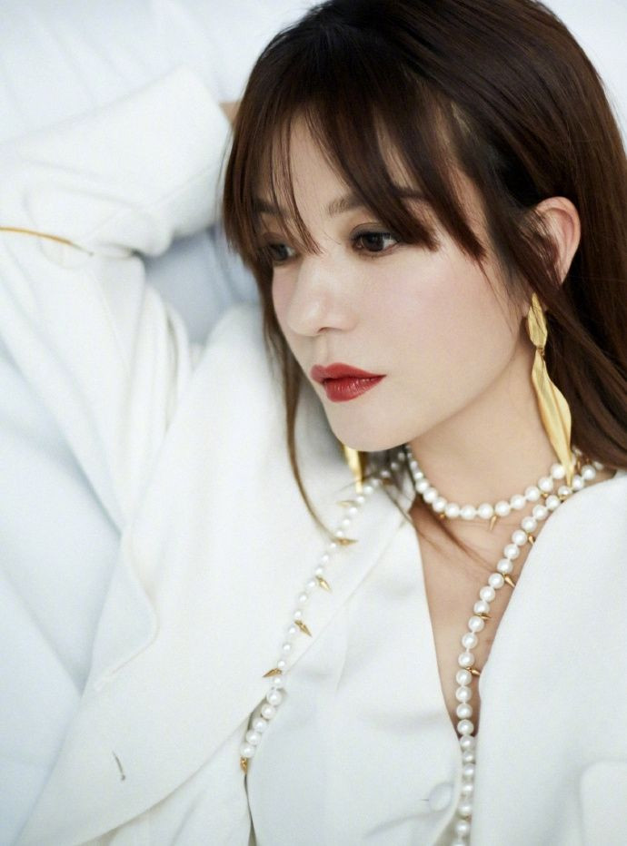 43岁赵薇"金光闪闪"现身,穿白色连衣裙,露长腿性感撩人