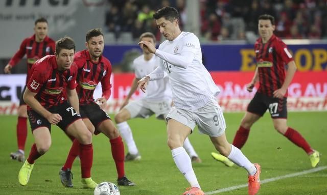 莱万进球成绩单:58场54球+领跑三大射手榜,梅西真追不上了!