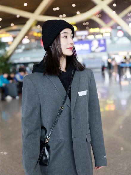 卫衣,简约不简单如果你想拥有直角肩,除了运动最快的方法就是穿西装