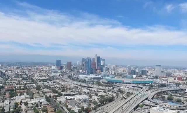 很相似,但就是中心的那几栋建筑还原的很少,日食大厦也离这里很远