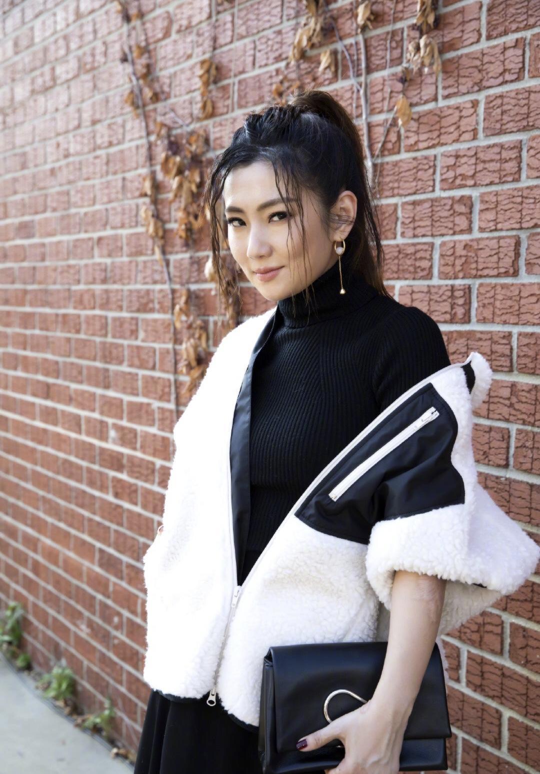 38岁任家萱真会穿,针织衫外搭白色外套减龄时髦,还扎马尾辫装嫩