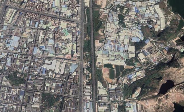 卫星上看广东东莞厚街镇:商业发达,公园众多,是全国二十强镇
