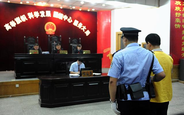 信用卡1万多逾期三个月，催收态度强硬说要报案抓人，该怎么办？