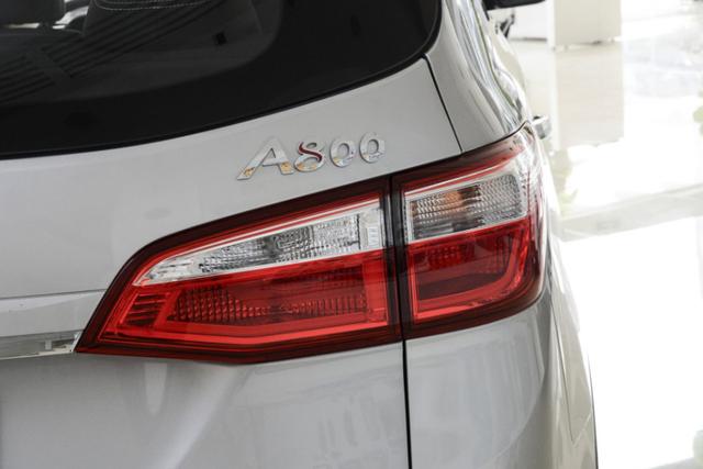 小型车的价格买4810长的MPV！配全液晶仪表