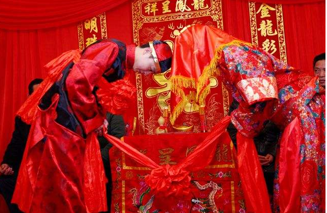 古代皇帝新婚之夜,除了拜天地之外,还要做些什么活动?