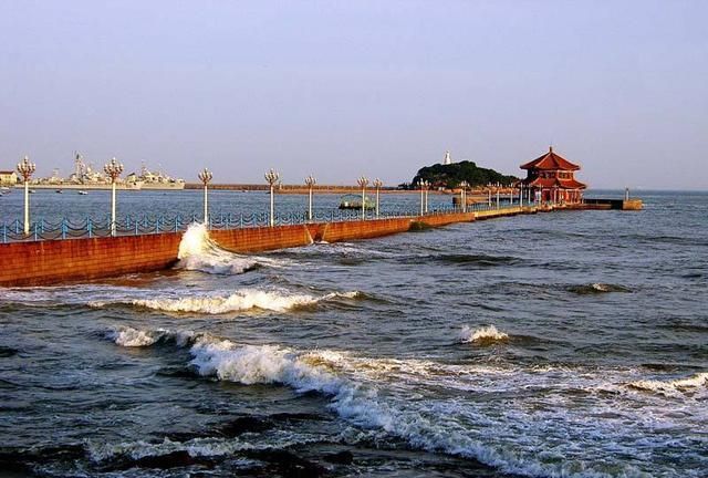 中国离海最近的火车站——青岛火车站,不远处就是栈桥