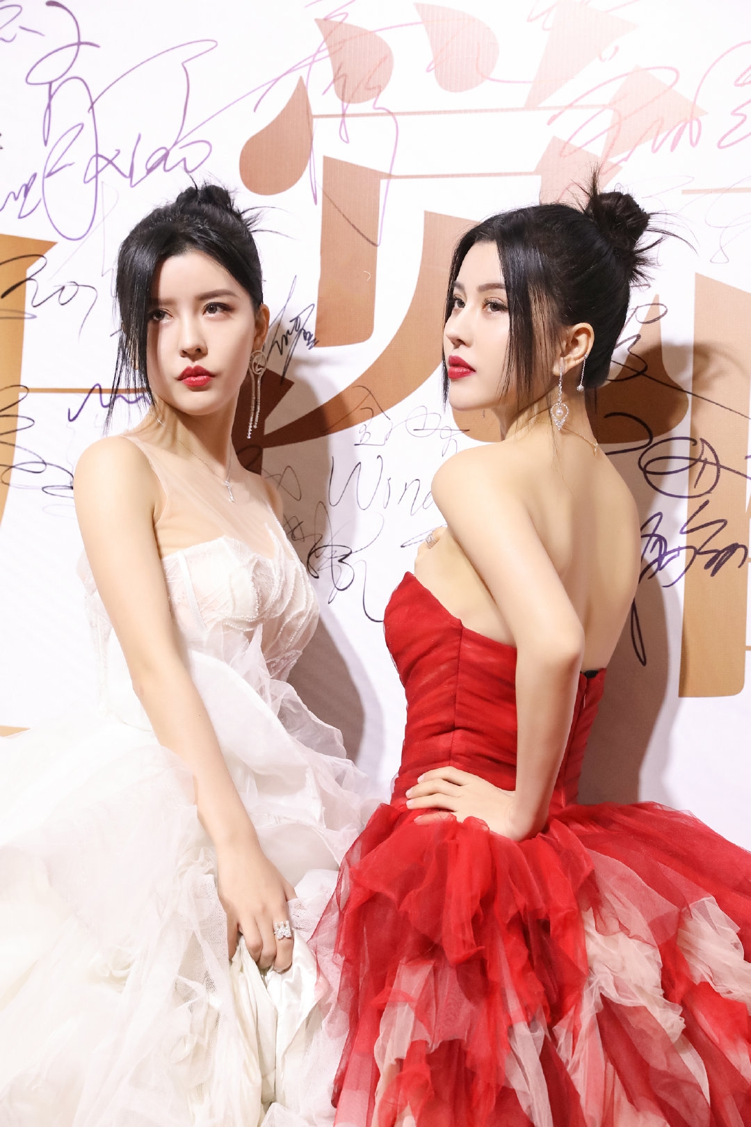 by2终于火了!穿一红一白纱裙走红毯生图超土味,直筒身材抢镜