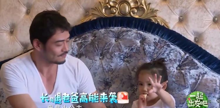 杨烁跟女儿亲亲抱抱举高高谁注意旁边儿子表情网友心疼了