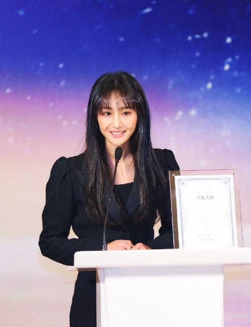 郑爽成为公益形象大使,身穿黑色小西装气质极佳,一改小仙女风格