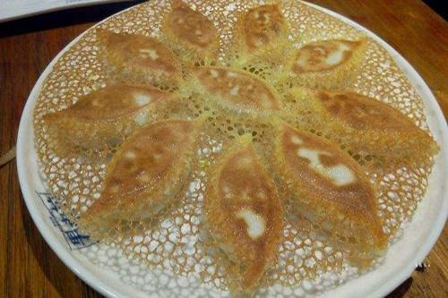 锅烙是一种东北小吃.在东北东部地区盛行.