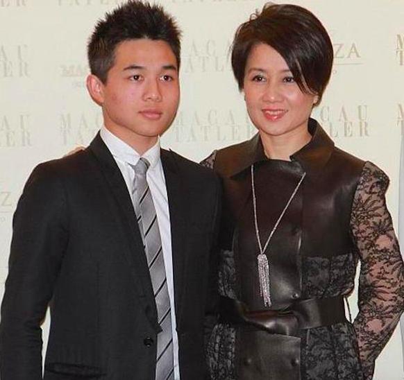 梁安琪四子女昔日聚餐,何猷亨穿西装,何猷君何超盈何超欣很朴素