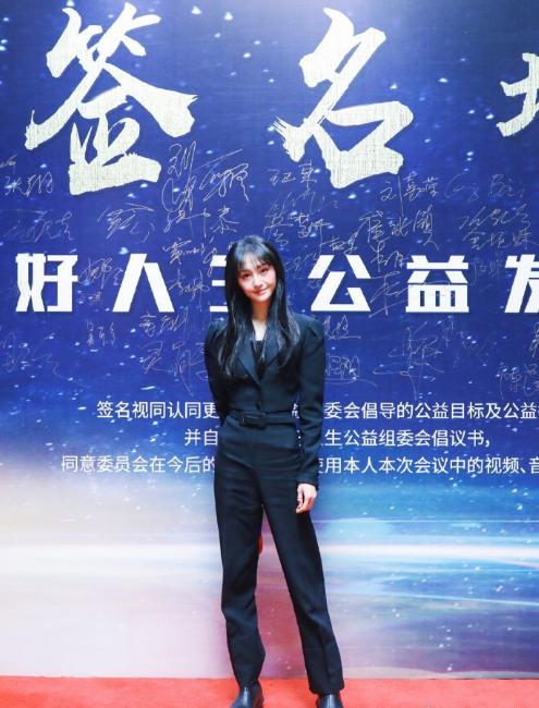 郑爽成为公益形象大使,身穿黑色小西装气质极佳,一改小仙女风格