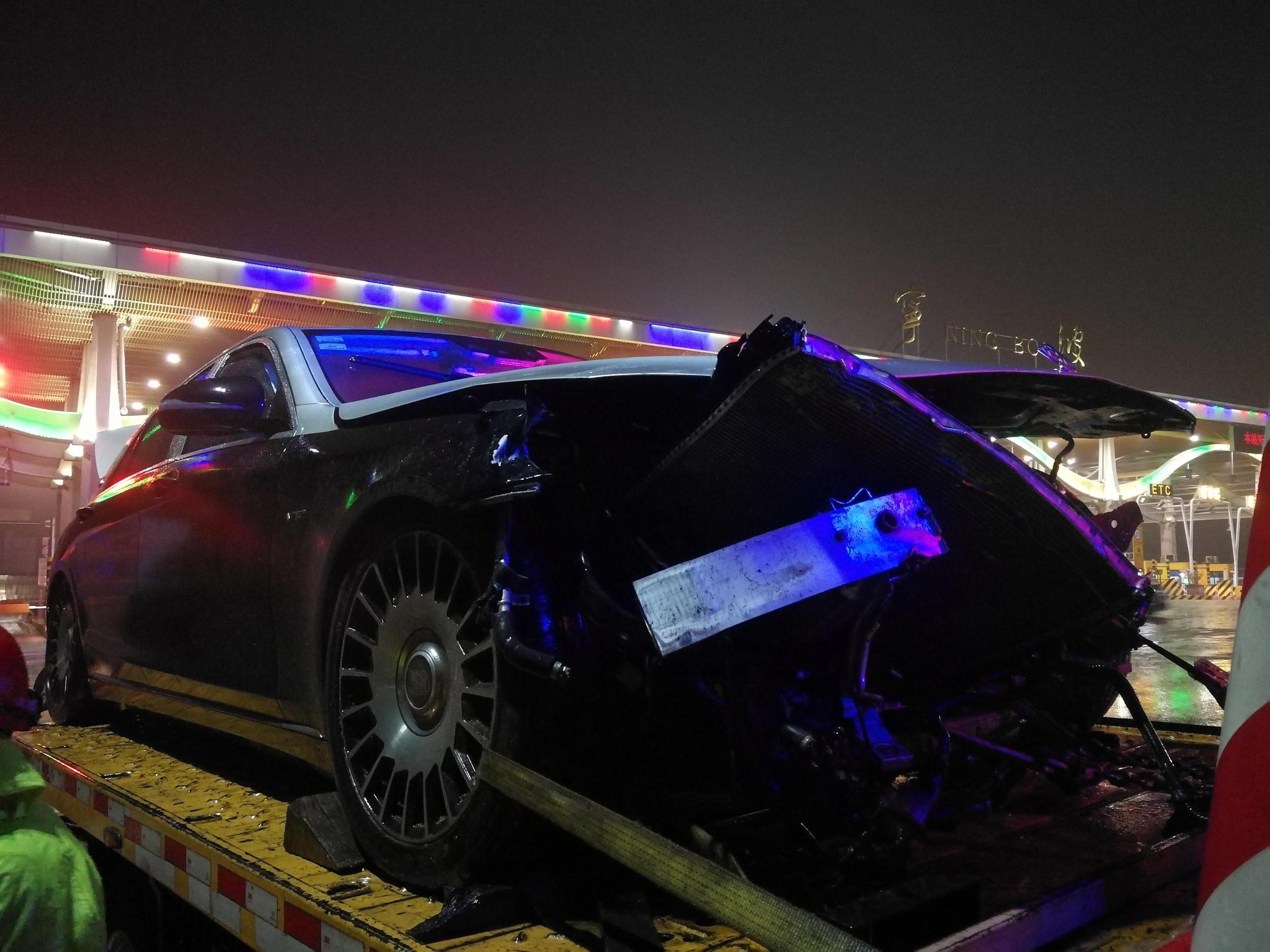 二百万迈巴赫雨天高速上撞报废 驾驶员却因这个动作毫发无损