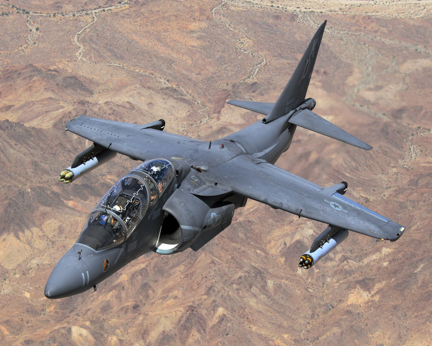 这场面实在太过熟悉!美军f16战机猛射火箭弹,无人机凌空开了花