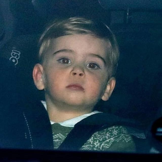 又是黑白照?8个月大阿奇王子明明很白