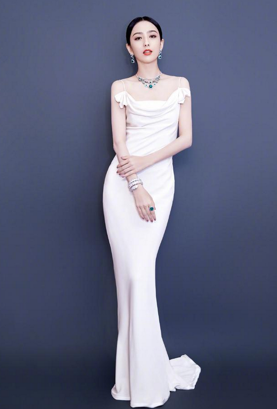 佟丽娅不过烫了lob卷,就辣妈变少女,抹胸裙秀s曲线,身材绝了