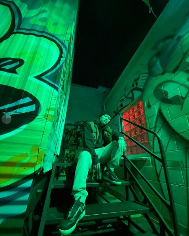 pgone国外活得潇洒,圣诞节晒帅照,冲镜头竖中指一脸蔑视!