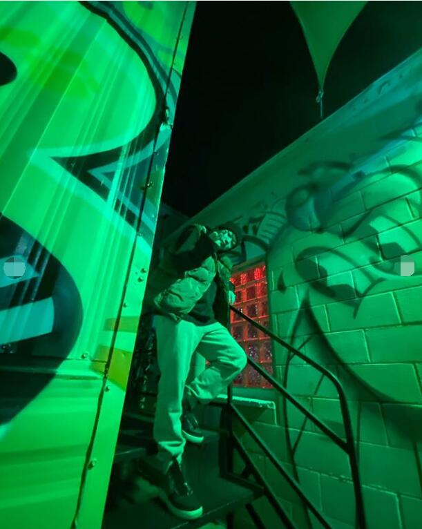 pgone国外活得潇洒,圣诞节晒帅照,冲镜头竖中指一脸蔑视!