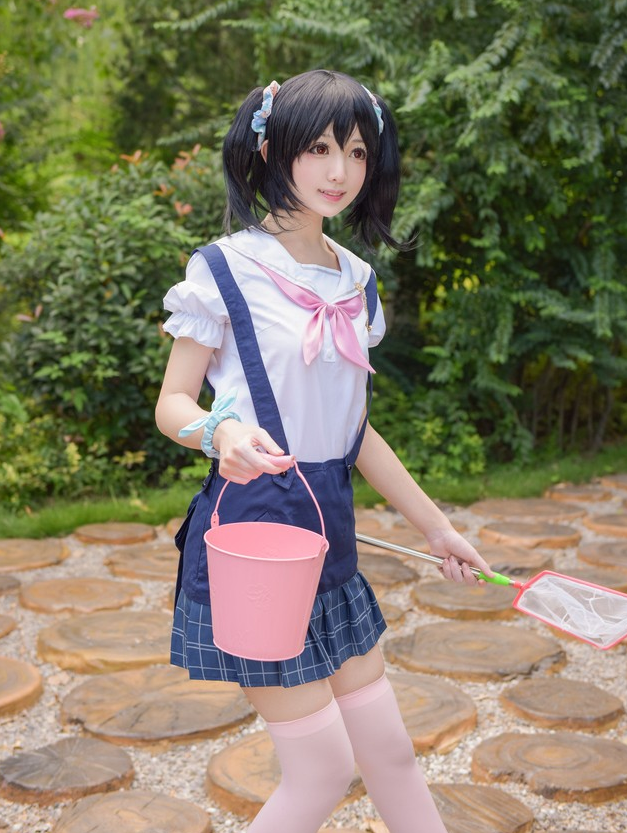 小萝莉cos矢泽妮可,意外带火"芭比袜",网友:也太显腿长了