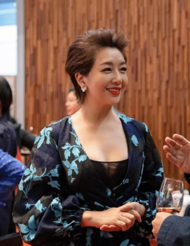 演员江珊罕见现身皱纹多显真实51岁气质确实好