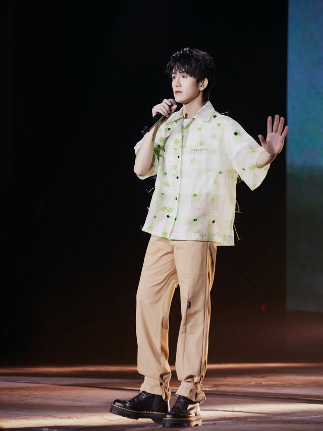 朱赞锦泰国见面会,连换4套不同造型,古风范和少年感自由切换