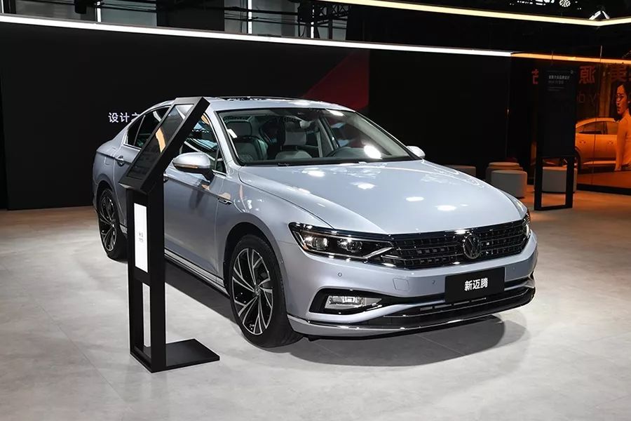 2款20万级热门合资中型车对比，新款大众迈腾对比丰田亚洲龙！