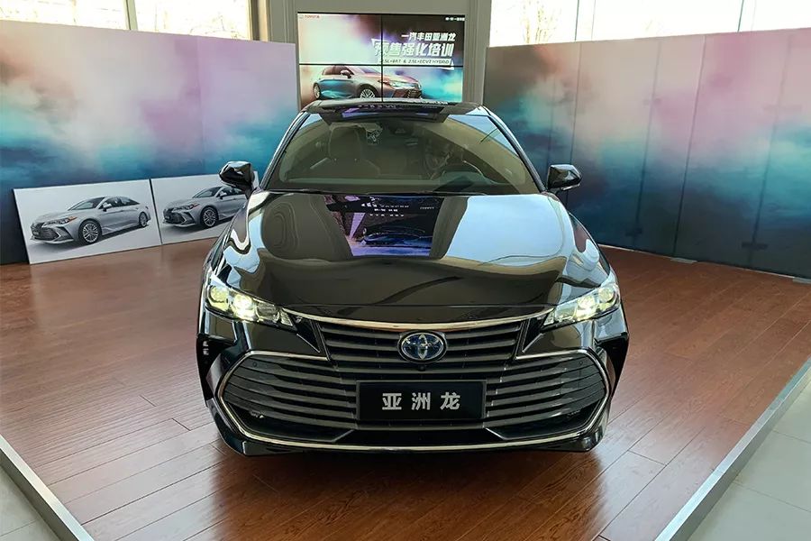 2款20万级热门合资中型车对比，新款大众迈腾对比丰田亚洲龙！