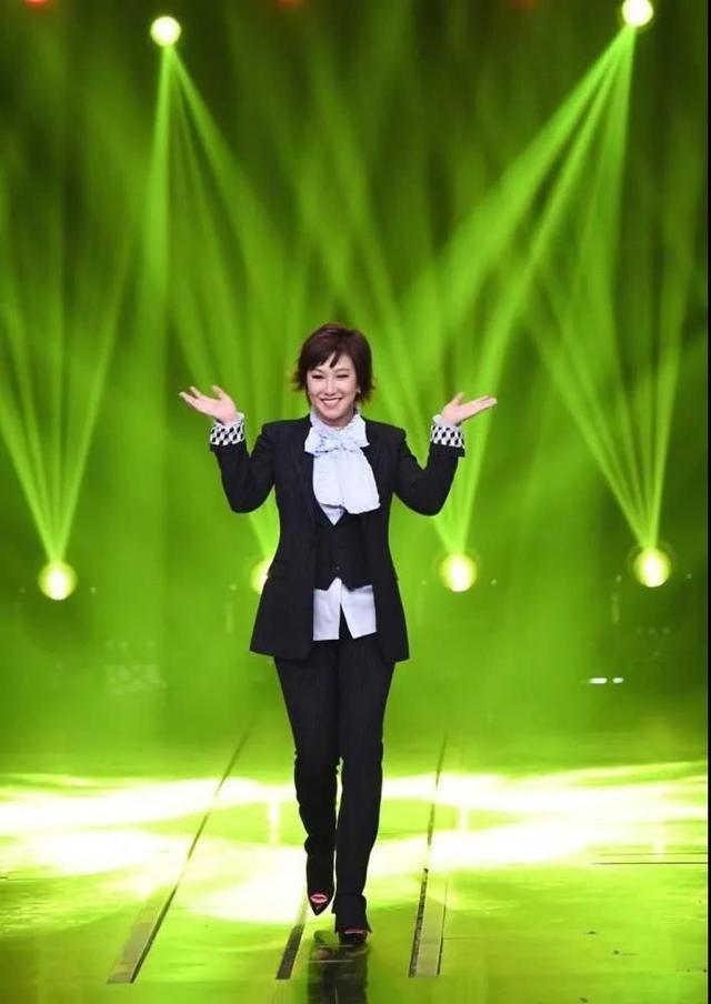 范湉湉减肥后素颜就很美,但穿搭"金属"气太强反而俗气了