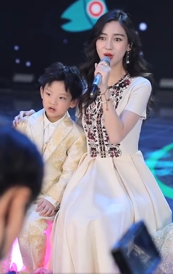 杨颖参加央视跨年盛典彩排,一个人坐孩子身边,成为最美妈妈!