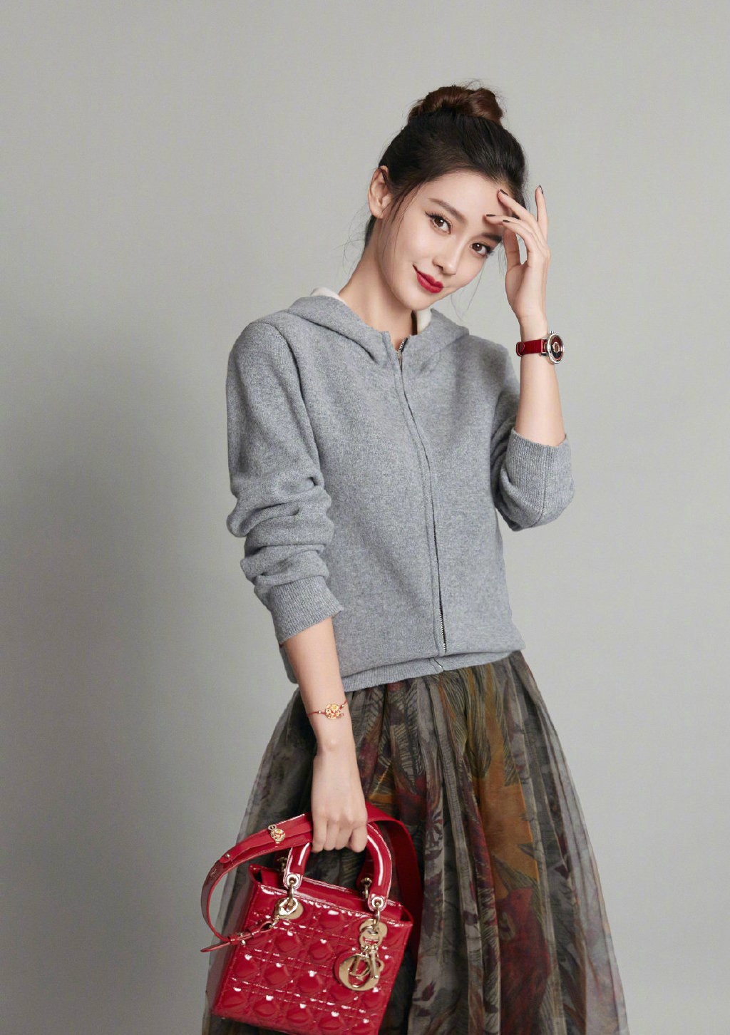 杨颖就是厉害,这么普通的卫衣都穿出高级感,配印花裙满屏少女范