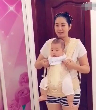 2015年12月25日,毕畅在微博晒出与孩子的自拍,"我做妈妈了!