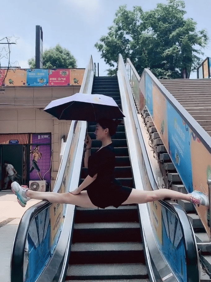 打着伞还能秀一字马,美女你可真皮!