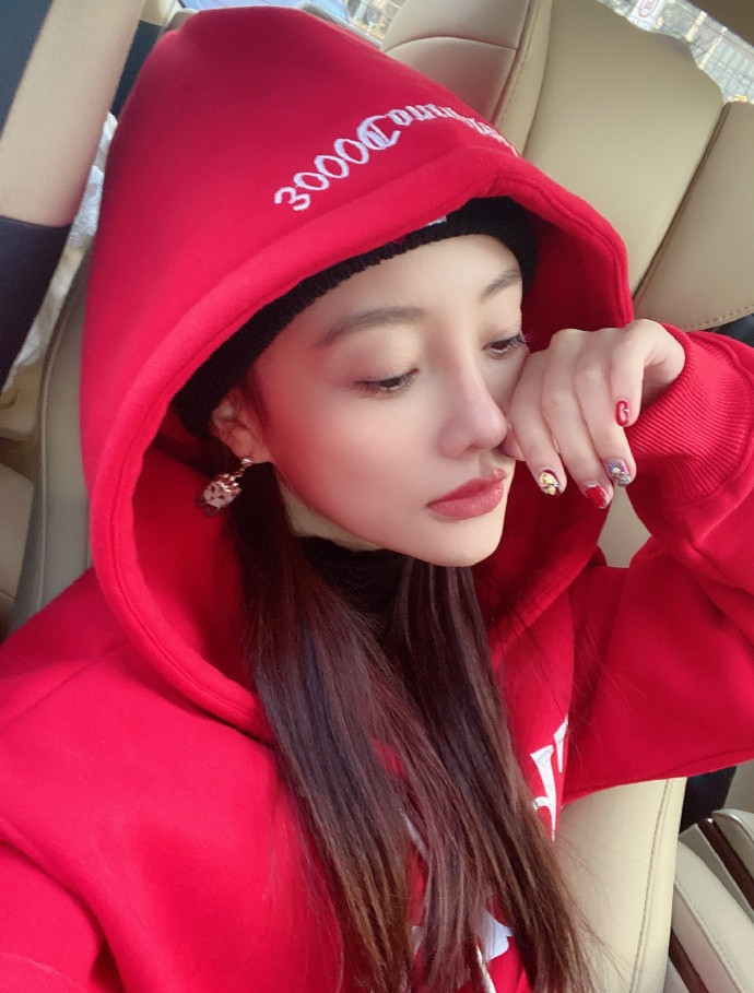 李小璐再晒美照送圣诞福利, 隔空比心像热恋的感觉, 一脸享受