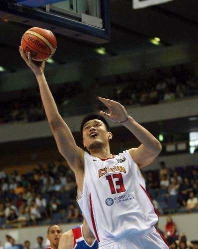 篮球巨人的手到底有多大?姚明玩手机像看麻将,奥尼尔的更狠