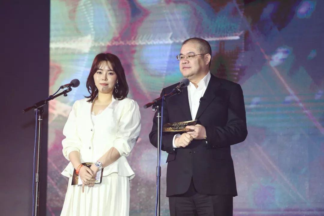 付爱宝集团董事长夏宝平(下图右)与北京映可大方传媒董事长曲萌(下图