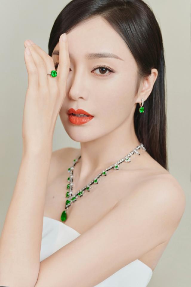 秦岚白色抹胸裙,别致饰品