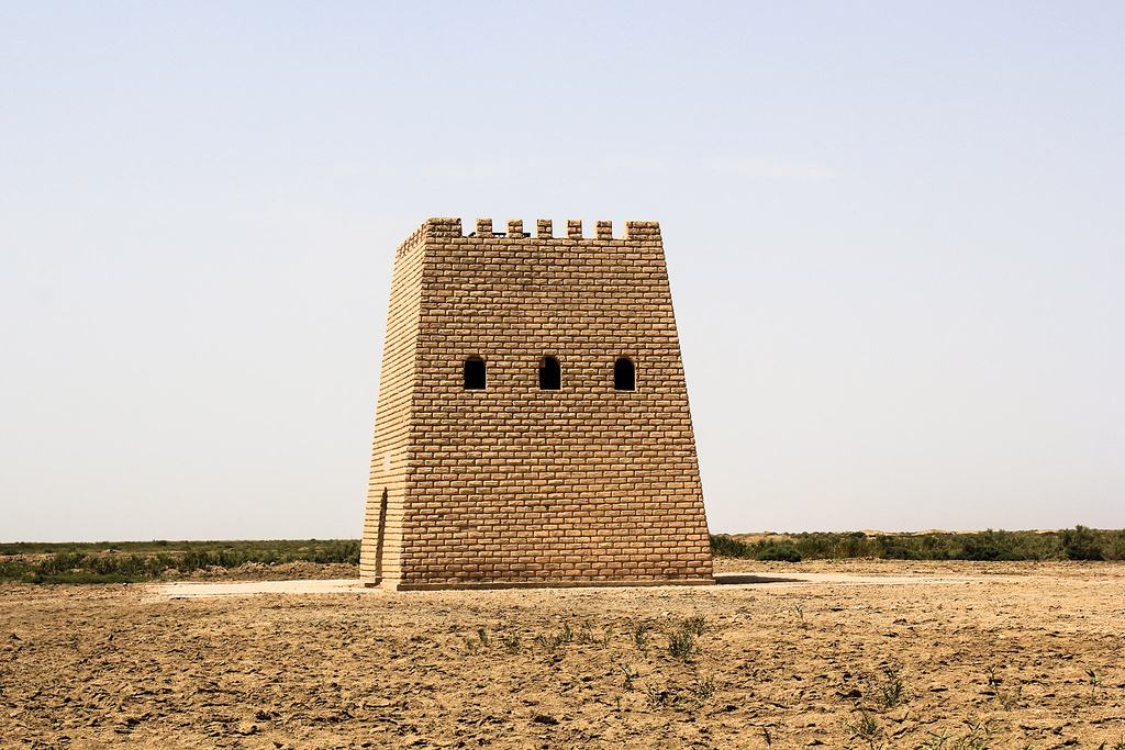 古代烽火台为传递军情而设,一旦敌人来袭,一天一夜情报能传多远