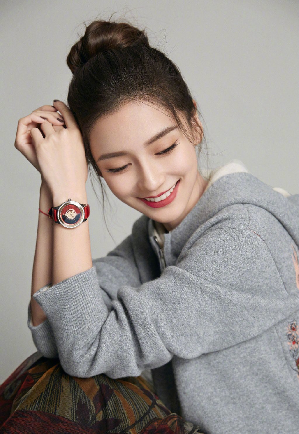 杨颖美回颜值巅峰,穿连帽衫配印花纱裙,扎丸子头好似18岁少女