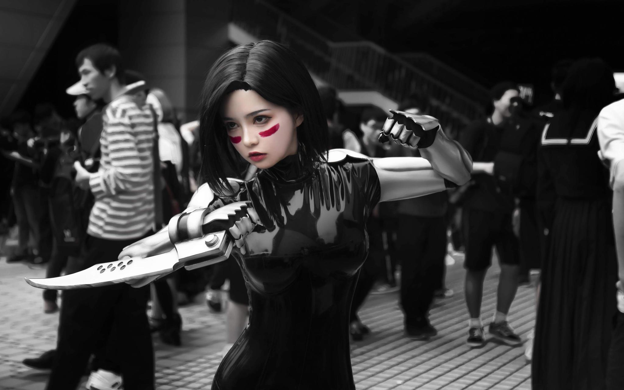 准确来讲,她cos的是漫画"铳梦"里的加里,加里本来就是一个普通小姑娘