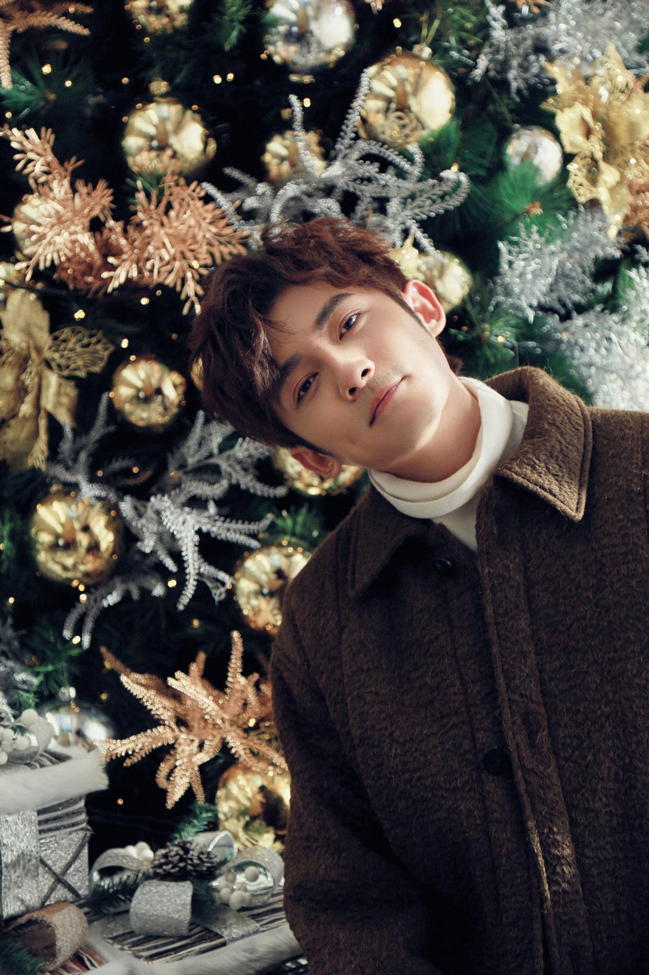 佟梦实圣诞主题大片温暖来袭 甜笑露酒窝超可爱