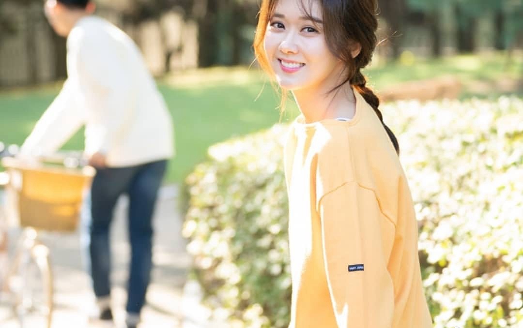 张娜拉晒小清新风格美照,甜美又减龄,38岁了却还是清纯少女颜!